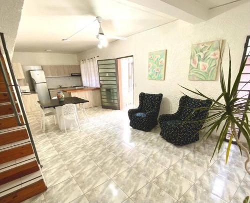 een woonkamer met een tafel en stoelen en een keuken bij Duplex con terraza y cochera para auto! in Mendoza