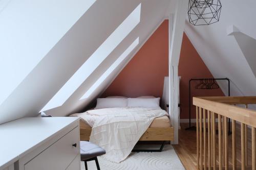een slaapkamer met een bed op de zolder bij See um´s Eck in Neukieritzsch