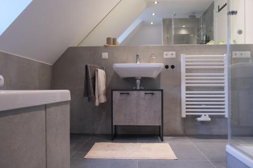 een badkamer met een wastafel en een wastafel bij See um´s Eck in Neukieritzsch