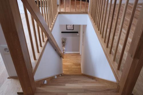 a staircase in a house with wooden floors at See ums Eck Moderne Fewo am Hainer See in Neukieritzsch
