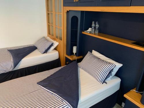 2 camas en una habitación pequeña con 2 camas en Rocklands Guesthouse, en Castlebar