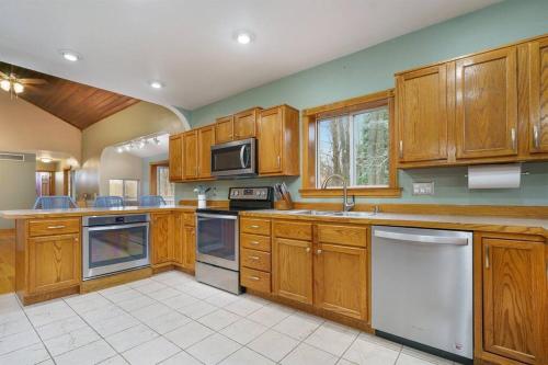 Gallery image of Peaceful Forested 5 Bedroom Near Lake Michigan sleeps up to 16 in Coloma