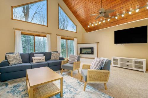 Gallery image of Peaceful Forested 5 Bedroom Near Lake Michigan sleeps up to 16 in Coloma