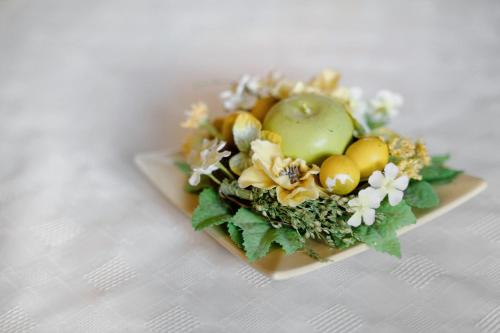 a bouquet of flowers on a plate on a table at Gieringer in Oberharmersbach