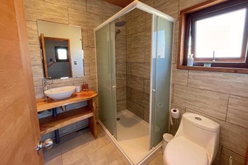 ein Bad mit einer Dusche, einem WC und einem Waschbecken in der Unterkunft Casa La Laguna - Pichilemu in Pichilemu