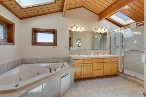 Whidbey Cedar Sunsets tesisinde bir banyo