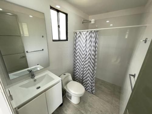 uma casa de banho com um lavatório, um WC e um chuveiro em CASA LUCE DI CIELO em Tinjacá