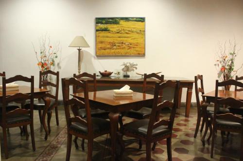 uma sala de jantar com mesa e cadeiras em Hotel Graha Kinasih Kotabaru em Yogyakarta