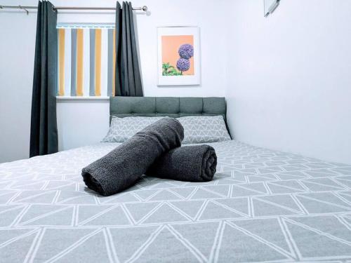 1 dormitorio con 1 cama con cabecero gris en City Centre Comfort Northampton en Northampton