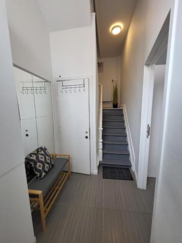korytarz ze schodami, krzesłem i klatką schodową w obiekcie House of Mima w Brukseli