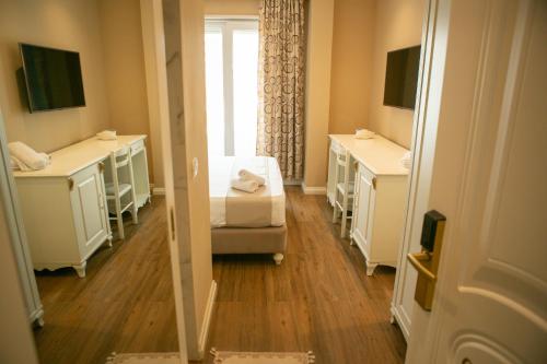 um quarto de hospital com uma cama e um espelho em Hotel Vila Mare em Durrës
