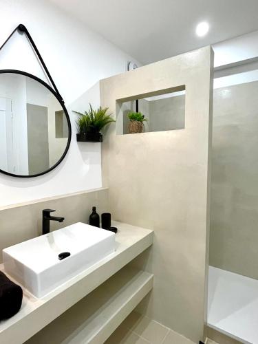 une salle de bain avec un lavabo blanc et un miroir dans l'établissement 3P central refait à neuf - Parking L430cm x W275cm, à Antibes