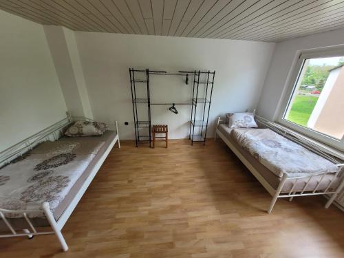 Habitación con 2 camas y ventana en BK Meiderich, en Duisburg
