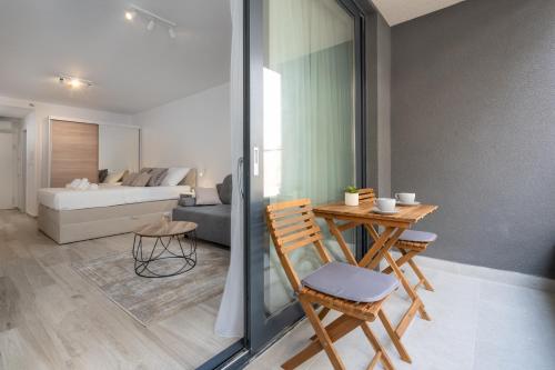 ドゥブロヴニクにあるLuni Apartment in Dubrovnik centerのテーブルと椅子、ベッドルーム1室が備わります。