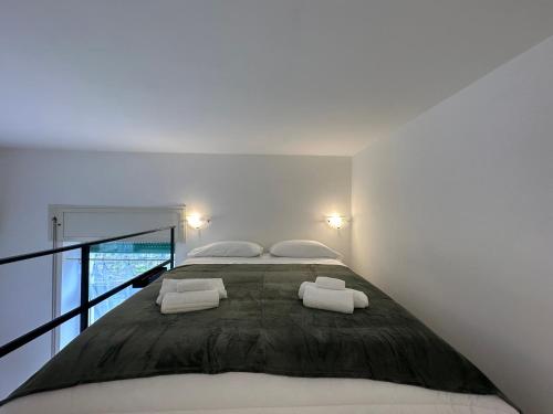 ein Schlafzimmer mit einem großen Bett mit zwei Kissen in der Unterkunft La Dimora al Castello in Neapel