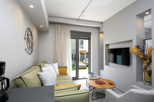 sala de estar con sofá y mesa en Carabella Residence, en Lefkada