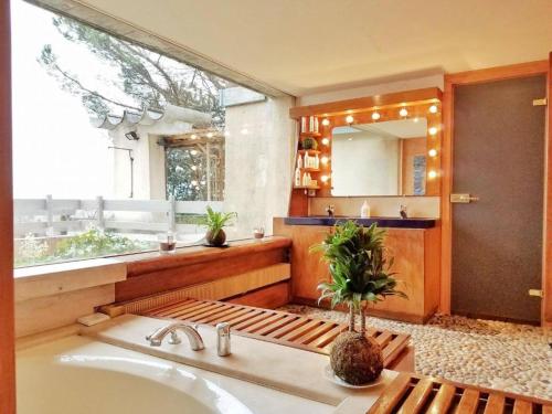 een badkamer met een wastafel en een groot raam bij Casa mARTa : Suites, terrasses et vue panoramique in Tournon-sur-Rhône