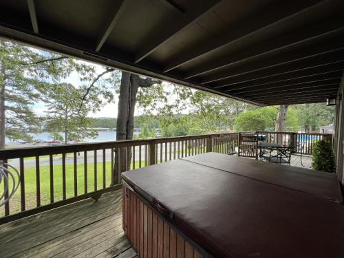 Mountain Harbor Lodge cottage on Lake Ouachita