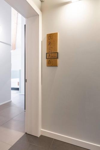 a room with a white wall with a sign on it at Camere d'Aria in Locana
