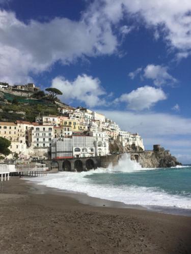Blick auf einen Strand mit Gebäuden auf einem Hügel in der Unterkunft Casa Lilia in Amalfi