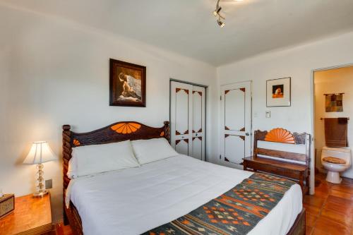 1 dormitorio con 1 cama grande y aseo en Adobe Escape with Hot Tub and Art for Sale!, en El Prado