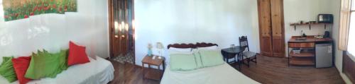 拉巴斯的住宿－La Soñada，客房设有一张带色彩缤纷枕头的床。