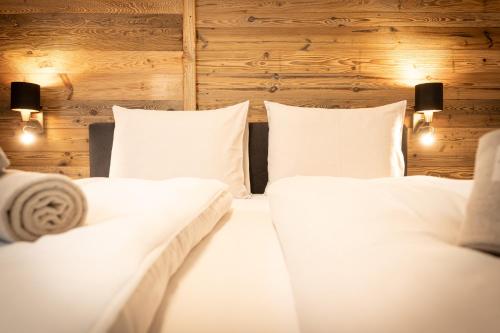Ένα ή περισσότερα κρεβάτια σε δωμάτιο στο Wildbach Lodge Dienten