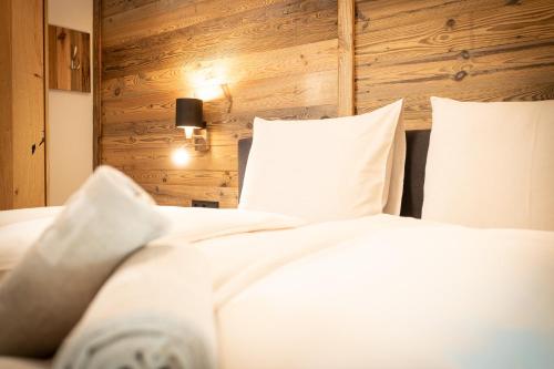 Ένα ή περισσότερα κρεβάτια σε δωμάτιο στο Wildbach Lodge Dienten