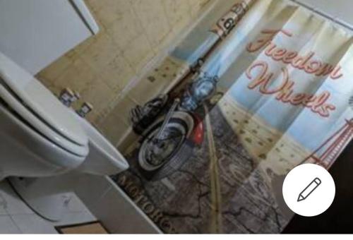 une photo d'une salle de bains avec un rideau de douche à moto dans l'établissement Cómo en casa Monoambiente, à Córdoba