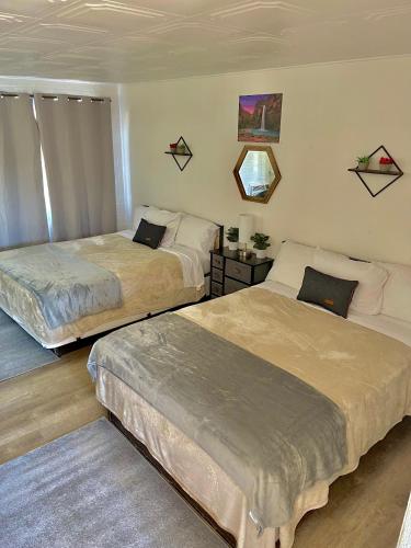 Una cama o camas en una habitación de Canyon's Edge Route 66 Motel