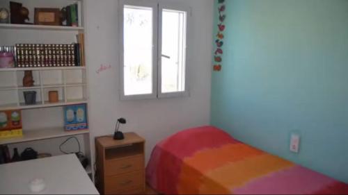 1 dormitorio con cama y ventana en Felicidad en Denia