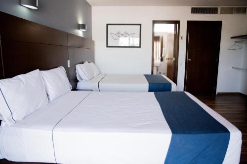 Postel nebo postele na pokoji v ubytování Hotel Expo Plaza Business and Family Guadalajara