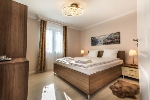 Un dormitorio con una cama grande y una ventana en Provence, en Arad