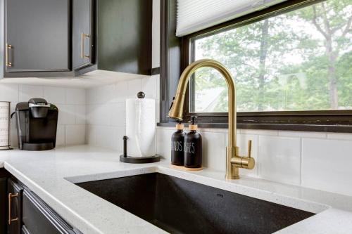 Kuchyň nebo kuchyňský kout v ubytování NEW - Modern Rustic Retreat Ardmore Chalet