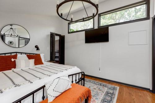 Postel nebo postele na pokoji v ubytování NEW - Modern Rustic Retreat Ardmore Chalet