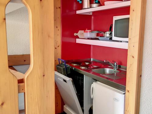 une petite cuisine avec évier et four micro-ondes dans l'établissement Appartement Ski aux Pieds · Balcon Sud/Ouest · Wifi Gratuit · Arc 1800 - FR-1-346-479, à Arc 1800