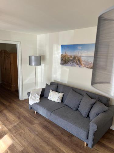 a living room with a couch and a painting on the wall at Im Zentrum, praktisch und ruhig in Greifswald