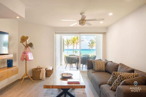 sala de estar con sofá y mesa en Amazing Oceanview Villas Nizuc I 2 Beachfront Pools, en Cancún