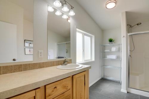 een badkamer met een wastafel en een spiegel bij Utah Retreat - Hot Tub, Deck and Near National Parks in Escalante