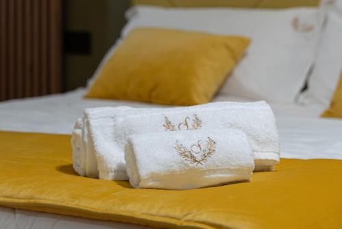 two towels on a bed with the words dad written on them at Sofi' Center Rooms in Sciacca