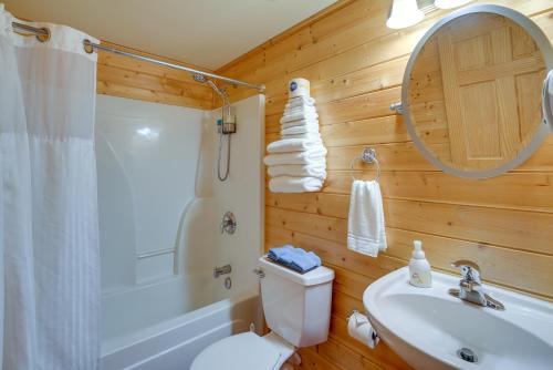 ein Badezimmer mit Toilette, Waschbecken und Spiegel in der Unterkunft Lakefront Columbia Cabin with Porch and Shared Dock in Columbia