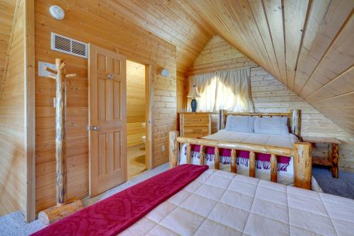 Ein Bett oder Betten in einem Zimmer der Unterkunft Lakefront Columbia Cabin with Porch and Shared Dock
