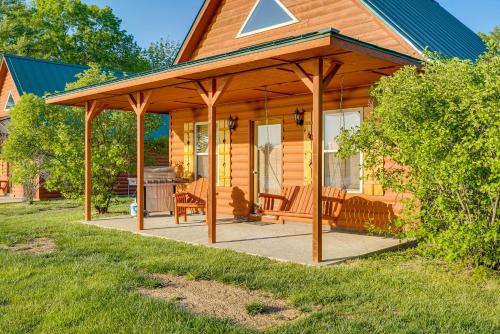 Ein Garten an der Unterkunft Lakefront Columbia Cabin with Porch and Shared Dock