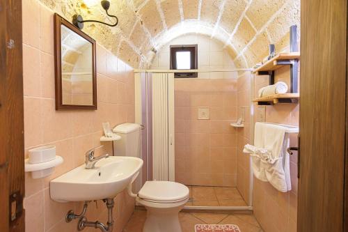 La salle de bains est pourvue de toilettes et d'un lavabo. dans l'établissement Exedra Holiday House, à Leverano