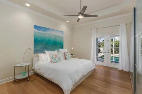 Un ou plusieurs lits dans un hébergement de l'établissement Modern Pool Home-Beach & Mercato about 0.5 mile!