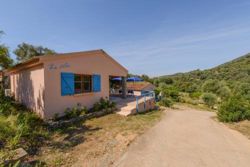 a house on the side of a dirt road at Résidence Itylon in Cargèse