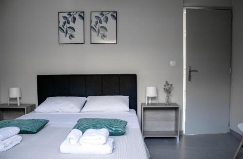 um quarto com uma cama com toalhas em Calme luxury residence em Chania Town