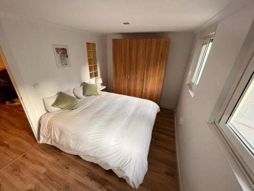 een slaapkamer met een wit bed en een raam bij Apartamento en Santander in Santander