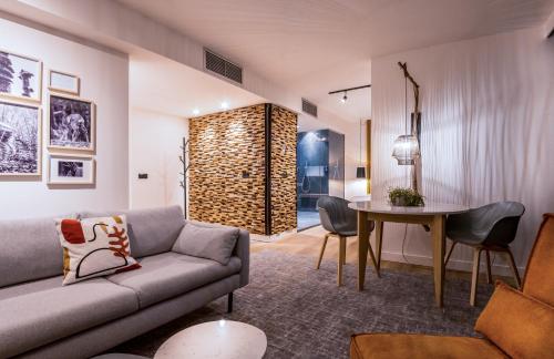 a living room with a couch and a table at Hotel de Sterrenberg - Adults Only in Otterlo