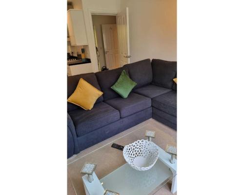 uma sala de estar com um sofá roxo e uma mesa em No7 em Mansfield